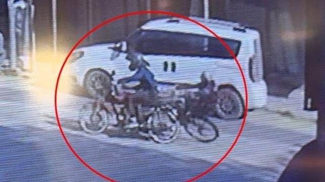 Motosikletin bisikletle çarpıştığı kaza kamerada: 2 yaralı