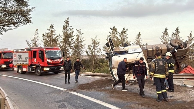 Anadolu Otoyolu'nun bağlantı yolunda devrilen tırın sürücüsü yaralandı
