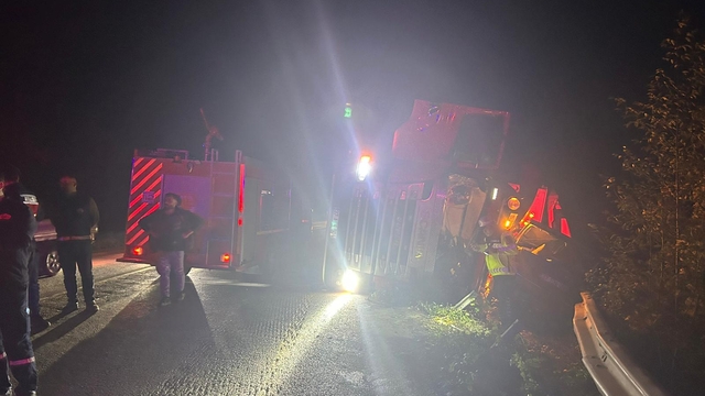 Kastamonu'da devrilen TIR otomobili bariyere sıkıştırdı; 2 yaralı