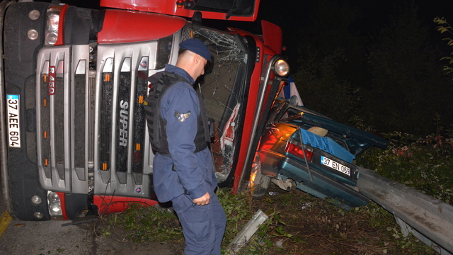 Kastamonu'da tır ile otomobil çarpıştı, 2 kişi yaralandı