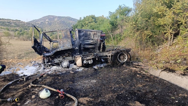 Bilecik'te tarlaya devrilen tır yandı