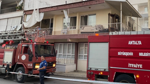 Antalya'da yangın çıkan evdeki muhabbet kuşu kurtarıldı