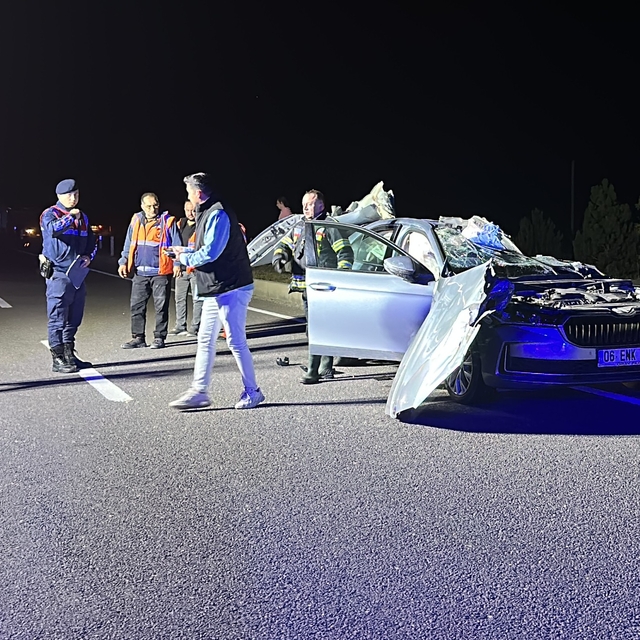 Otomobil, kavşakta bekleyen kamyona çarptı; 1 ölü, 1 yaralı