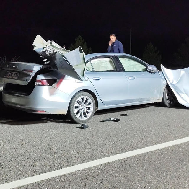 Kütahya'da kamyonla çarpışan otomobilin sürücüsü öldü