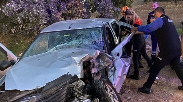 Uşak'ta traktörle çarpışan otomobildeki çift yaralandı