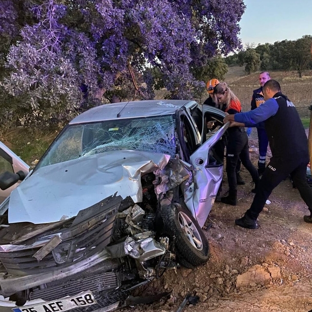 Uşak'ta traktörle çarpışan otomobildeki çift yaralandı