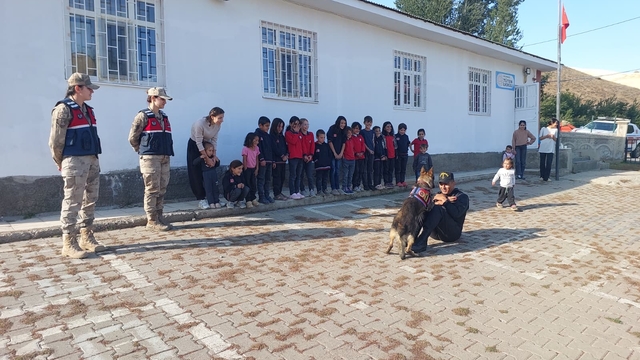 Muş'ta jandarmadan minik öğrencilere trafik ve güvenlik eğitimi