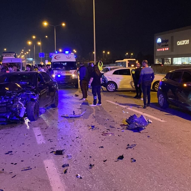 Bursa'da 5 aracın karıştığı zincirleme trafik kazası: 3 yaralı