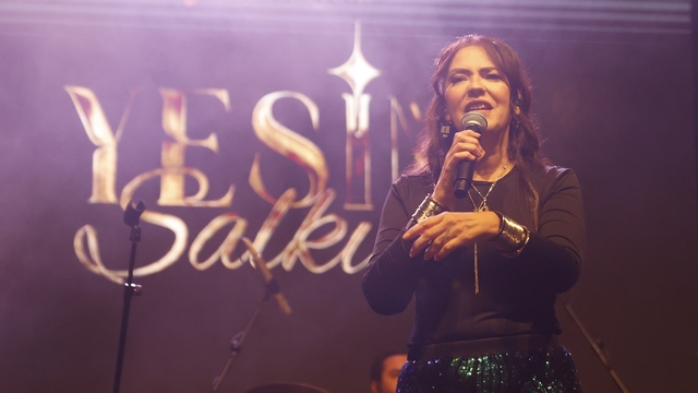 Sanatçı Yeşim Salkım kız çocukları yararına Bodrum'da konser verdi