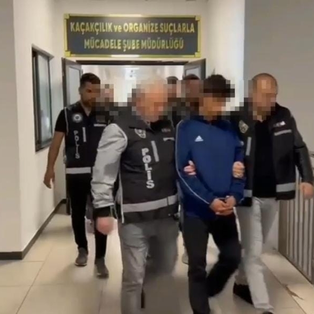 İstanbul'dan geldikleri Kocaeli'nde iş yeri kurşunlayan 2 şüpheli tutukland...