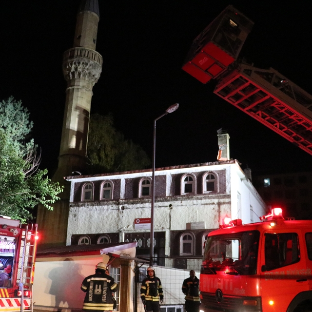 Erzurum'da tarihi caminin çatısında çıkan yangın söndürüldü