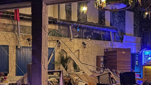 İzmir'de bir eğlence merkezinde dekor duvarının çökmesi sonucu 6 kişi yaralandı
