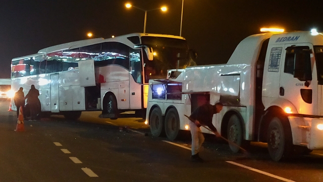 Bolu Dağı'nda tır ile otobüsün çarpıştığı kaza ulaşımı aksattı