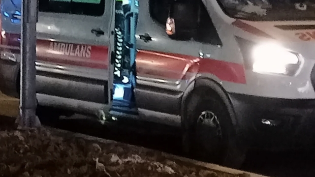 Sürücüsünün 'dur' ihtarına uymadığı otomobil polise çarptı