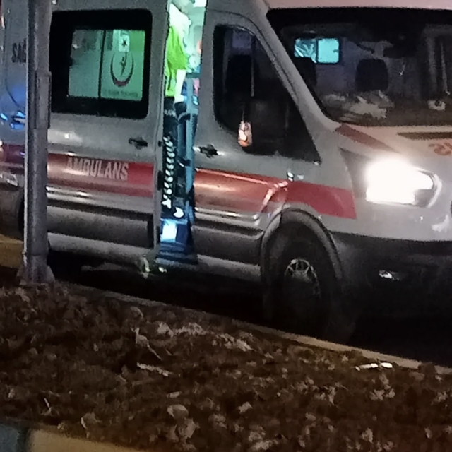 Sürücüsünün 'dur' ihtarına uymadığı otomobil polise çarptı