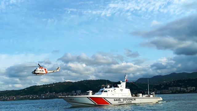 Trabzon'da denizde kaybolan balıkçıyı arama çalışmaları sürüyor