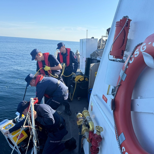 Teknesi açıkta sürüklenirken bulunan balıkçıyı arama çalışmaları 3'üncü gün...