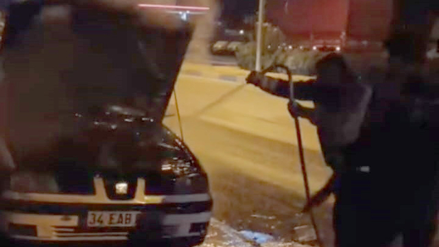 Gaziantep'te seyir halindeyken alev alan otomobil yandı