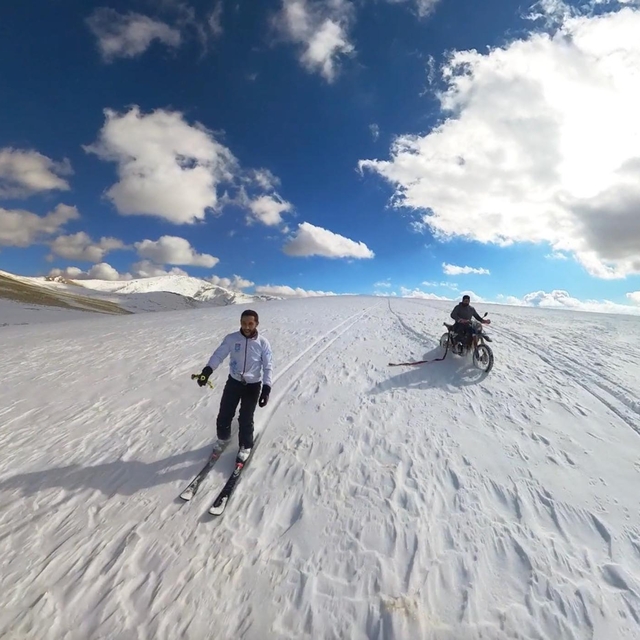 Kar kalınlığının 40 santimetreye ulaştığı Ergan Dağı'nda kayak sezonunu açt...