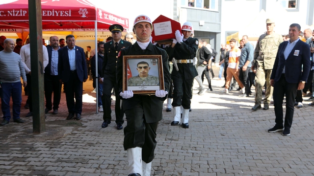 Şehit asker memleketi Gaziantep'te son yolculuğuna uğurlandı (2)