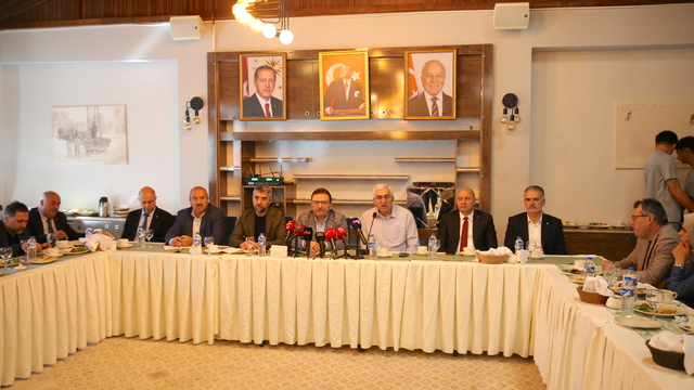 AK Parti İl Başkanlığınca kentteki yatırımlarla ilgili basın toplantısı düzenlendi