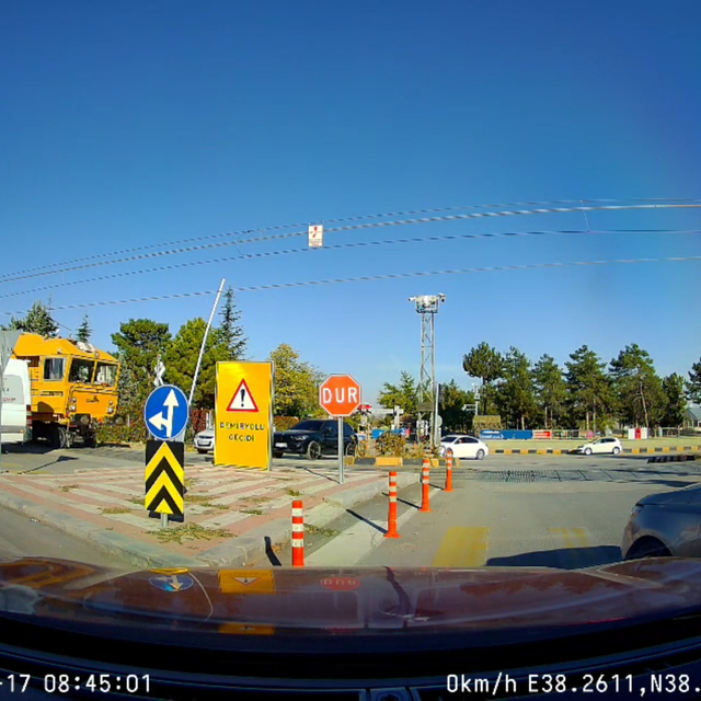 Bariyer erken açıldı, servisteki öğrenciler tehlike atlattı