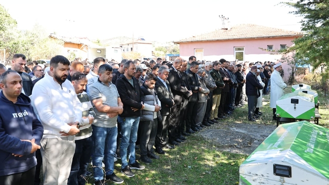 Amasya'daki kazada ölen 3 kardeş ile enişteleri toprağa verildi