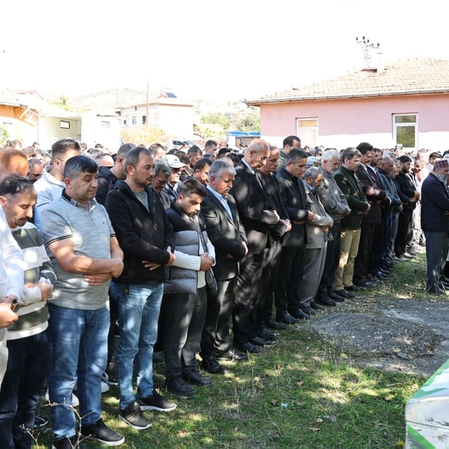 Amasya'daki kazada ölen 3 kardeş ile enişteleri toprağa verildi