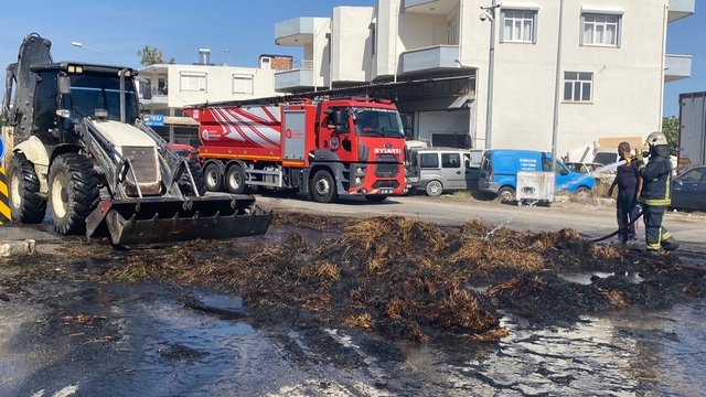 Antalya'da seyir halindeki traktörde bulunan saman balyaları yandı