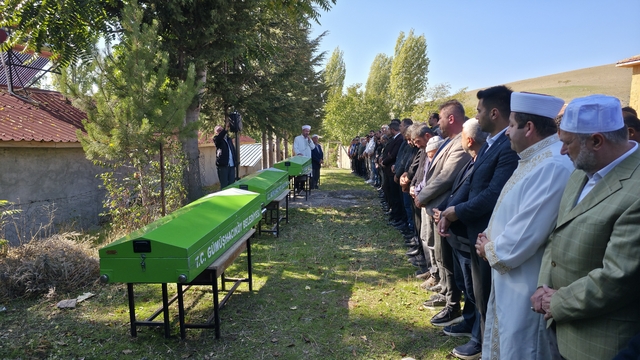 Amasya'da trafik kazasında hayatını kaybeden 3 kardeş ve enişteleri son yolculuğuna uğurlandı