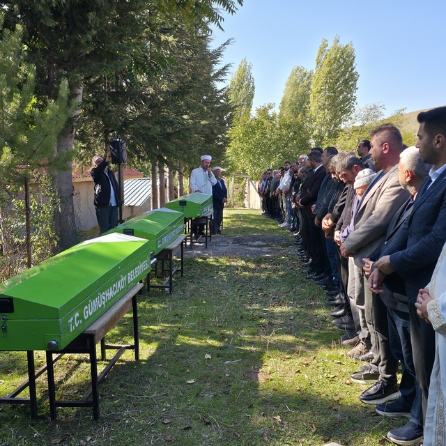 Amasya'da trafik kazasında hayatını kaybeden 3 kardeş ve enişteleri son yol...