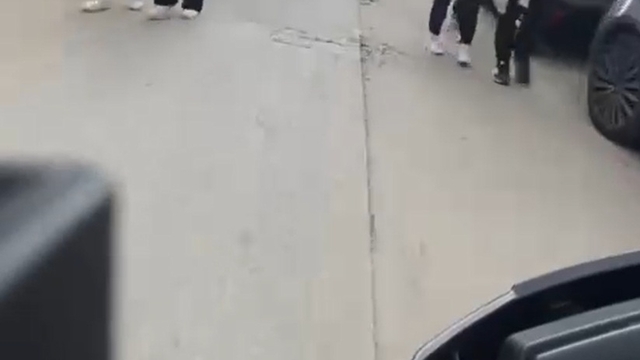 Okul önünde motosikletle tehlikeli yolculuğunu kask kamerasıyla kaydetti