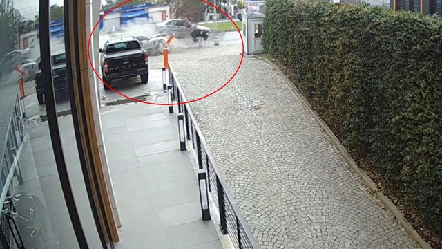 Sürücüsünün kontrolünü yitirdiği otomobil, satış firmasının aracına çarptı