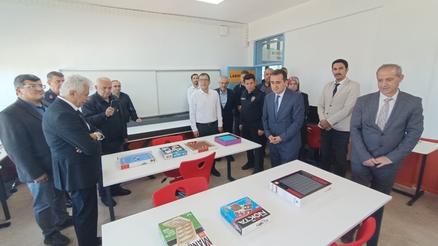 Hüyük'teki iki okulda robotik kodlama ve zeka oyunları sınıfı açıldı