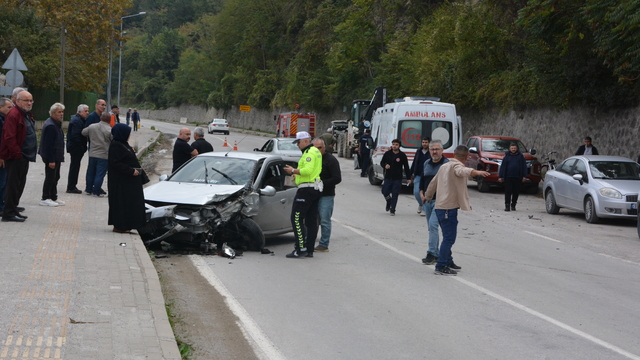 Kastamonu'da iki otomobilin çarpıştığı kazada 4 kişi yaralandı