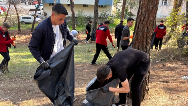 Üniversite öğrencileri ormanlık arazide çevre temizliği yaptı