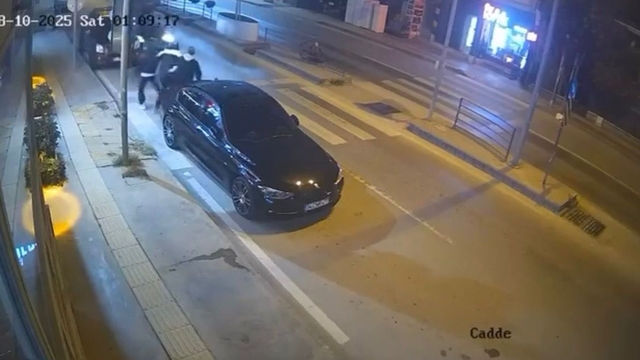 Kontrolden çıkan otomobilin park halindeki araca çarptığı kaza kamerada; 3 yaya son anda kurtuldu