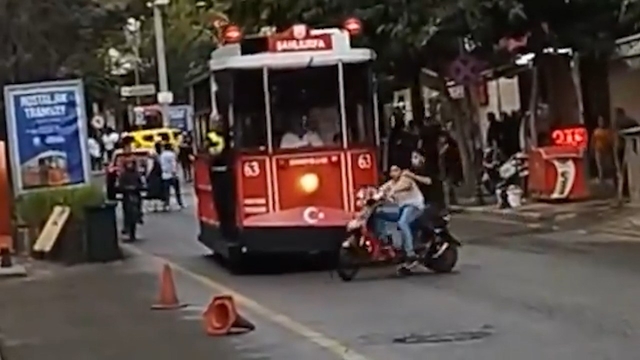 Motosikleti, nostaljik tramvayın altında kalmaktan vatmanın dikkati kurtardı