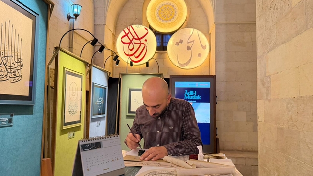 "Adil-i Mutlak" hat eserleri Mardin'de sanatseverlerle buluştu