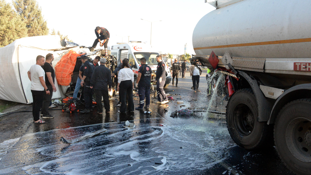 Akaryakıt tankerine çarpan kamyonun sürücüsü öldü