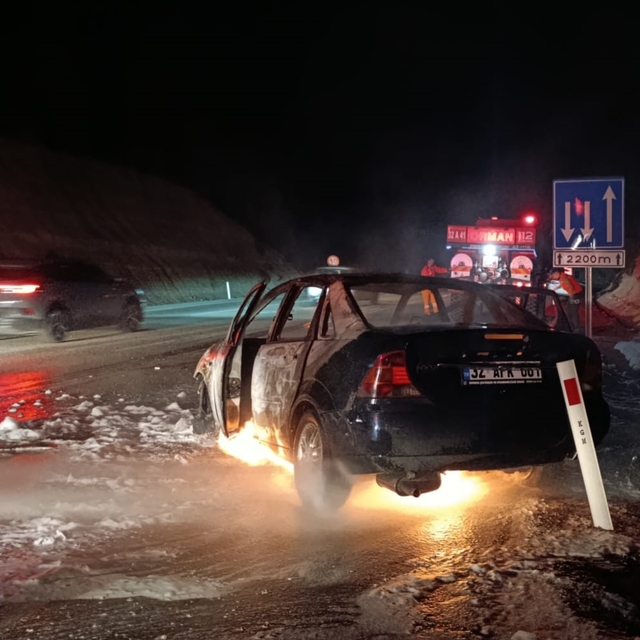 Burdur'da çıkan yangında otomobil kullanılamaz hale geldi