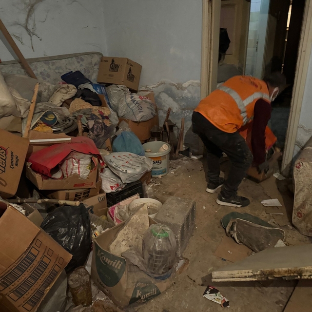 Zihinsel engelli kadın, çöp evde 1 ay önce ölen annesinin cesediyle yaşamış