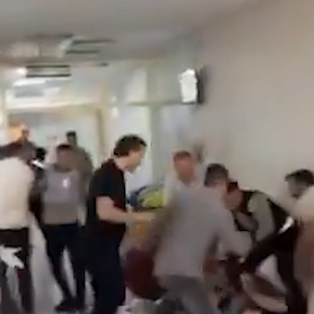 Hastanede, husumetli 2 aile fertleri arasında kavga; 3 yaralı