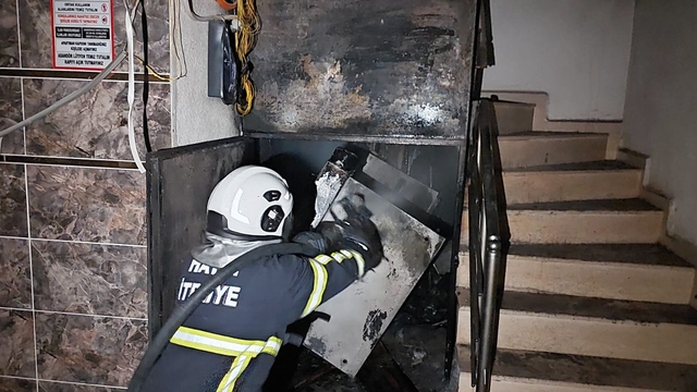 Hatay'da elektrik panosu yangınında 2 kişi dumandan etkilendi