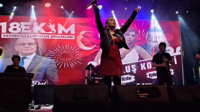 Şarkıcı Zeynep Dizdar Adana'da konser verdi