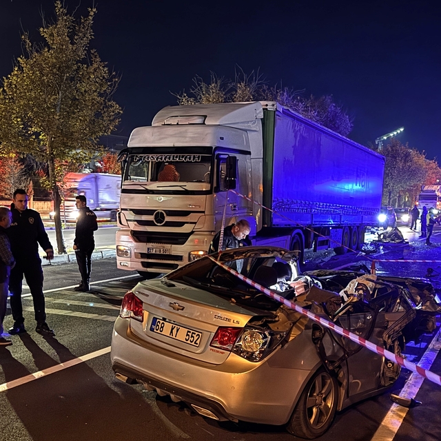 Aksaray'da tıra çarpan otomobildeki ağabey öldü, kardeşi ağır yaralandı