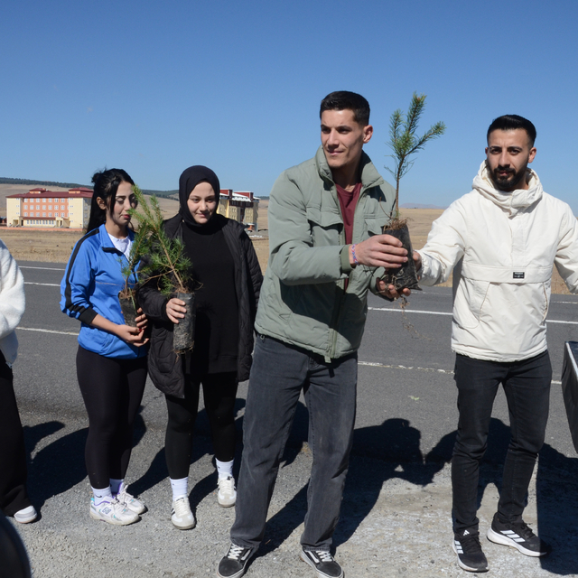 Kars'ta, üniversite öğrencileri 90 bin şehit anısına fidan dikti
