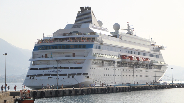 Palau bayraklı kruvaziyer "Astoria Grande" Alanya Limanı'na demirledi
