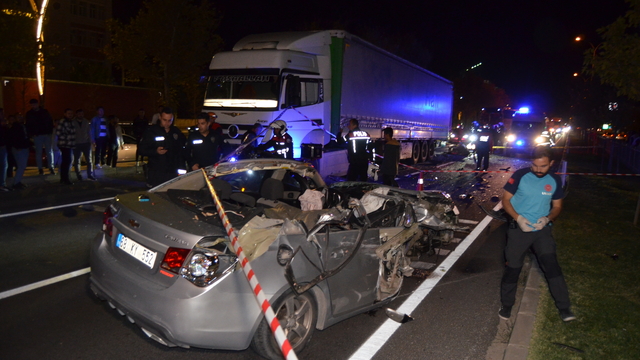 Otomobil, TIR'a arkadan çarptı; sürücü yaralandı, ağabeyi öldü