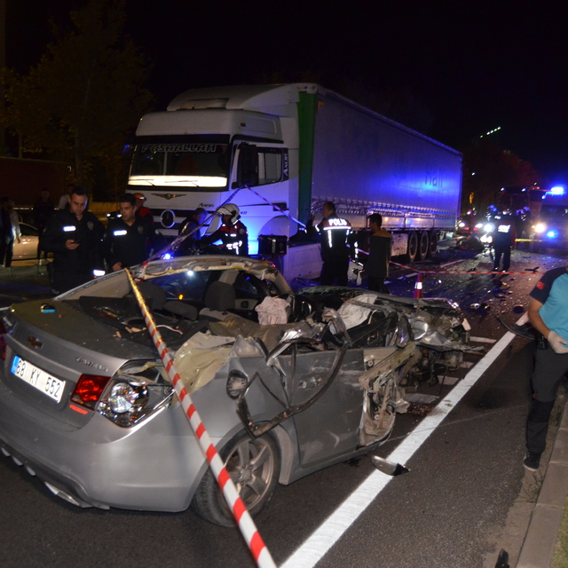 Otomobil, TIR'a arkadan çarptı; sürücü yaralandı, ağabeyi öldü